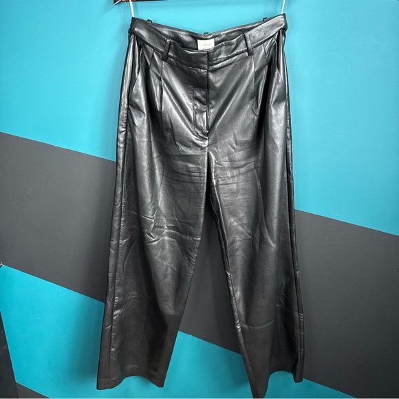 The Effortless Pant™ New
High-waisted wide-leg Vegan Leather pants si 10 - Picture 3 of 16